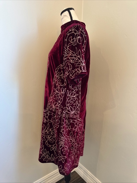 CHELSEA & VIOLET Women LargeEmbroidered Velvet Shift Dress Short Sleeve Burgundy - Picture 6 of 8